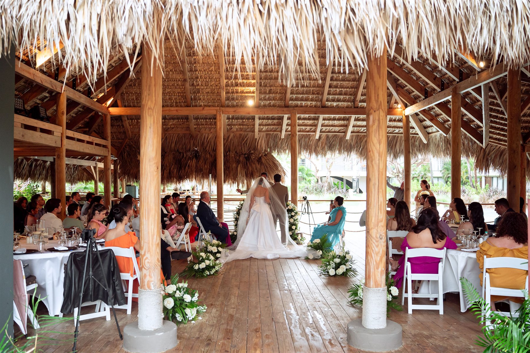 Cerimônia de casamento em um pavilhão aberto de madeira e palha