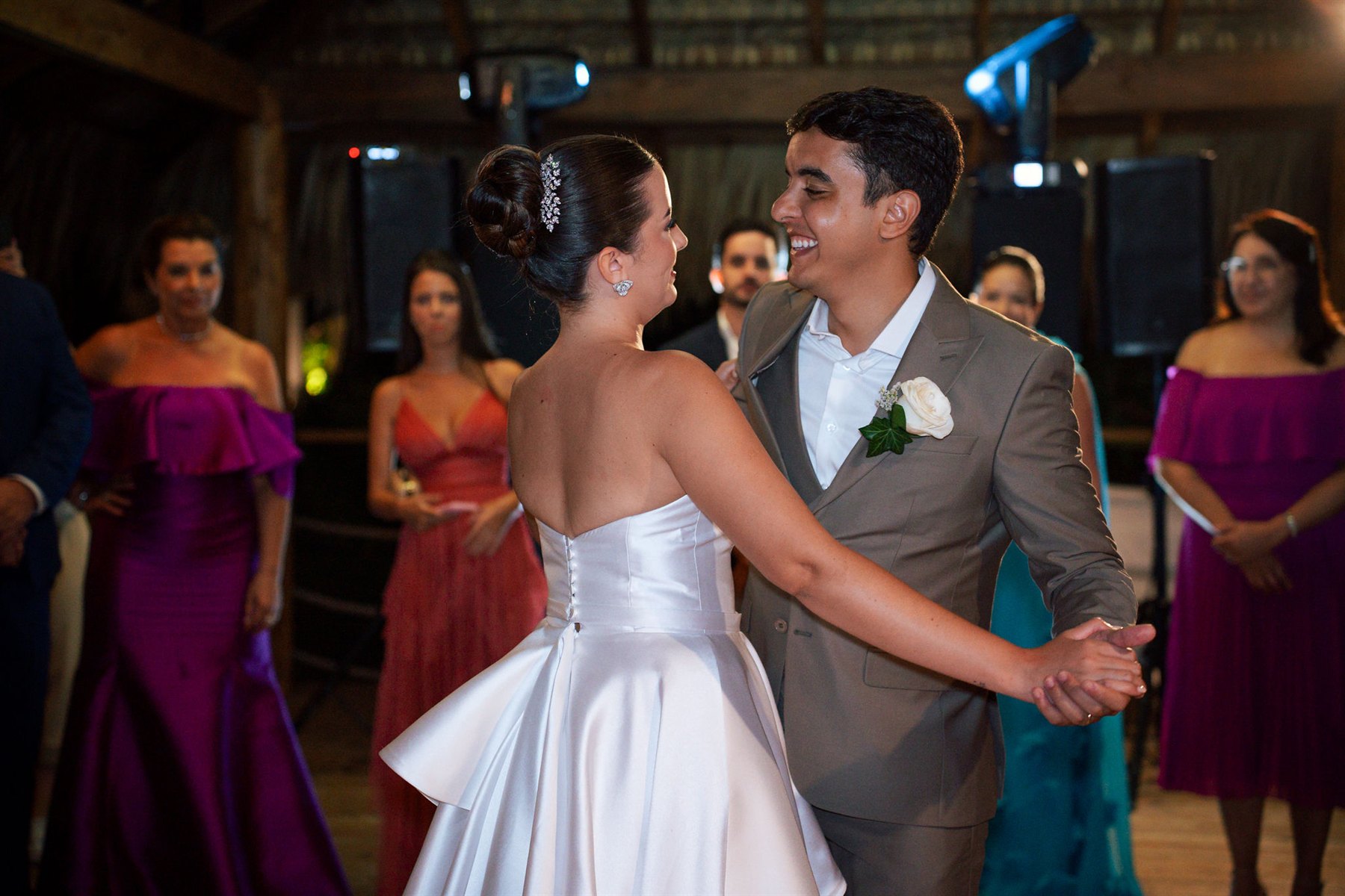 Noivos dançam diante dos convidados durante a festa de casamento